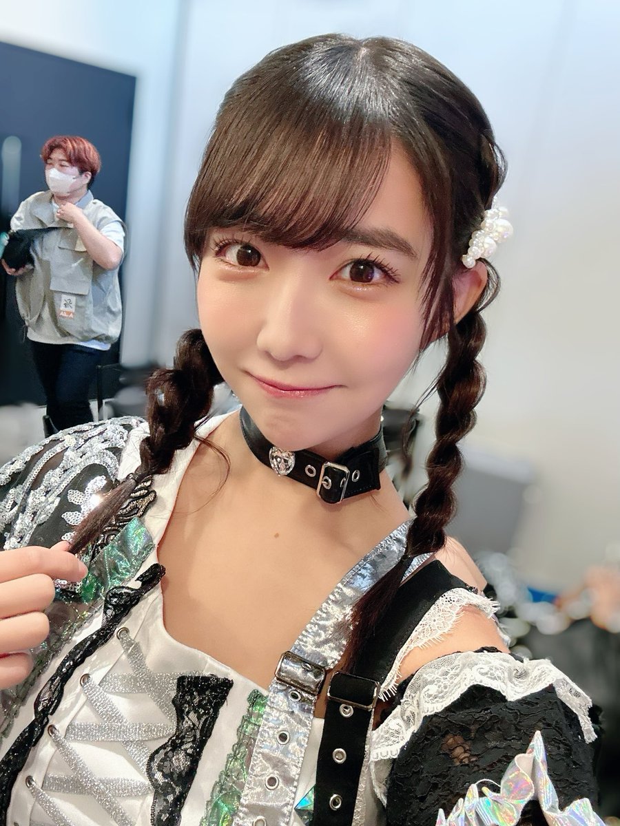 ツアー大阪ありがとうございました🐙💜

今日した髪型は三つ編みおさげでした👧🏻

そして自撮りしたらまみちゃんっていうマネージャーさんうつりこんだからそのまま活かしてみました☺️

明日も大阪！
ハッシュタグナイトー！MCも頑張ります！！！ https://t.co/8RI3wmL03y