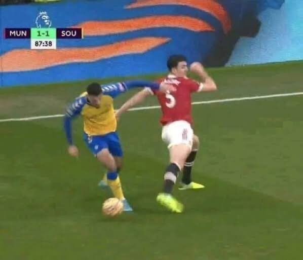 Harry Maguire Funniest moments at Manchester United

A THREAD 🧵