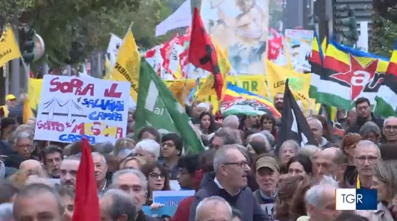 Nel @TgrRai Sicilia delle 14: Il corteo dei No Ponte A Villa San Giovanni mobilitazione contro il ponte sullo Stretto. In corteo sindacati, ambientalisti e comitati di cittadini arrivati anche dalla Sicilia Seguiteci anche sul web --> rainews.it/tgr/sicilia/