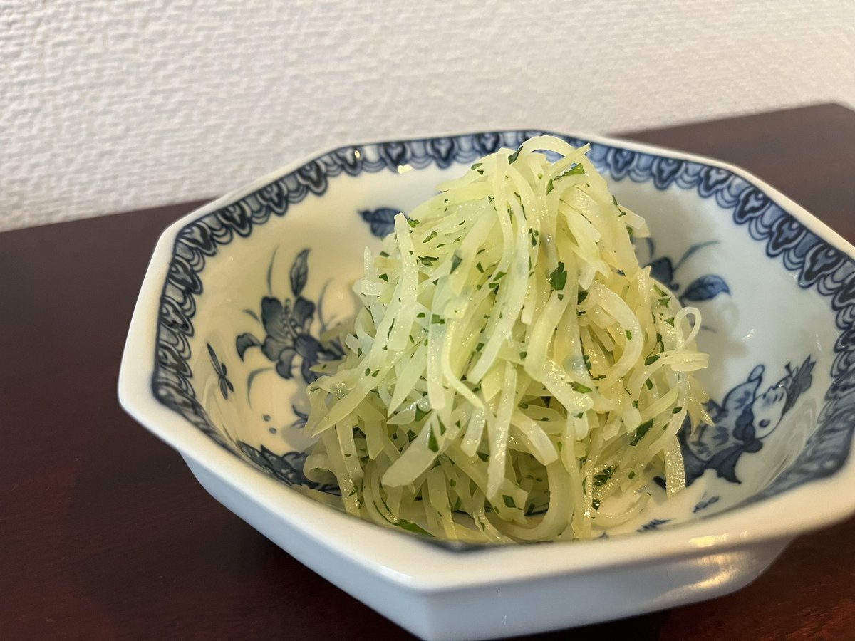 北海道から極太のアスパラが届きました🎁アスパラとマスカルポーネチーズのパスタ。野菜とチーズだけなのに驚くほど美味しい！箸休めはシャキシャキ食感のじゃがいもサラダ🥔野菜の美味しさが際立つこの頃
#おうちごはん
#Twitter家庭料理部