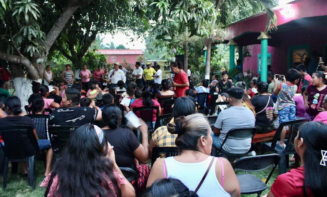 Alcides_Mena's tweet photo. Plan anual integral contra inundaciones en los Acachapan y Aztlanes.

En mi paso por está zona, les dejé claro a los vecinos que hay una deuda histórica con ellos, porque por salvar villahermosa con los canales de alivio, el agua año con año les llega directo a ellos, #VotaPRD https://t.co/tSvaYlAL1T