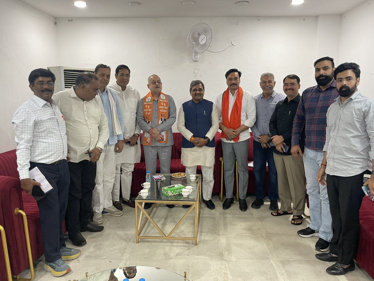 upadhyaysbjp's tweet photo. माननीय प्रधानमंत्री श्री @narendramodi जी के नेतृत्व वाली भाजपा सरकार की नीतियों से प्रभावित हो भाजपा की सदस्यता के लिए ताँता लगा हुआ है l
भाजपा परिवार में आये श्री बलराम तंवर (पूर्व विधायक कांग्रेस) नारायण दत्त शर्मा (पूर्व विधायक AAP) ओम प्रकाश (पूर्व विधायक प्रत्याशी कांग्रेस ) महावीर एवं विजय (पार्षद प्रत्याशी कांग्रेस ) सुरेश चौधरी (पूर्व पार्षद कांग्रेस ) सभी का भाजपा में समन्वय व उनके सुझावों पर चर्चा l
सभी ने भाजपा का मत प्रतिशत बढ़ाने का संकल्प  लिया l

#LokSabhaElections2024    #PhirEkBarModiSarkar #AbkiBaar400Paar

@JPNadda 
@blsanthosh @BJP4India 
@BJP4Delhi @Virend_Sachdeva @PavanRanaRSS @BalramTanwarINC @NDSharmaMLA