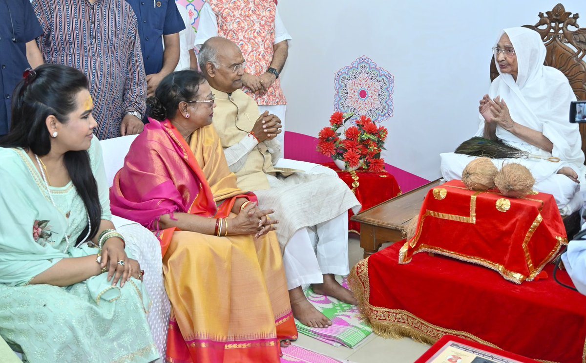 अयोध्या में भगवान ऋषभदेव जन्मस्थली श्री दिगंबर जैन मंदिर में आर्यिका शिरोमणि श्री ज्ञानमती माताजी से भेंट हुई और उनका आशीर्वाद मिला।