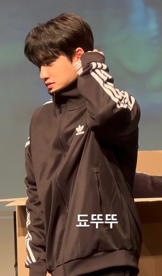 BRO HIS SIDE PROFILE OMG?? THE PERFECTION?  U REAL KAH KYUNGSOO?