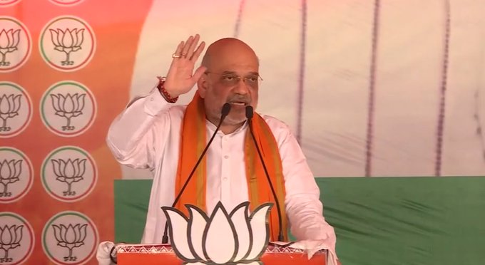 BJP4UP's tweet photo. इस भूमि ने मुगलों के सामने भी लड़ाई लड़ी और अंग्रेजों के सामने भी लड़ाई लड़ी।  

अब हमारे देश में मौजूद देशी अंग्रेजों के खिलाफ भी बुंदेलखंड को लड़ाई लड़नी है।  

- केंद्रीय गृह एवं सहकारिता मंत्री श्री @AmitShah https://t.co/WnOY8vRYBb