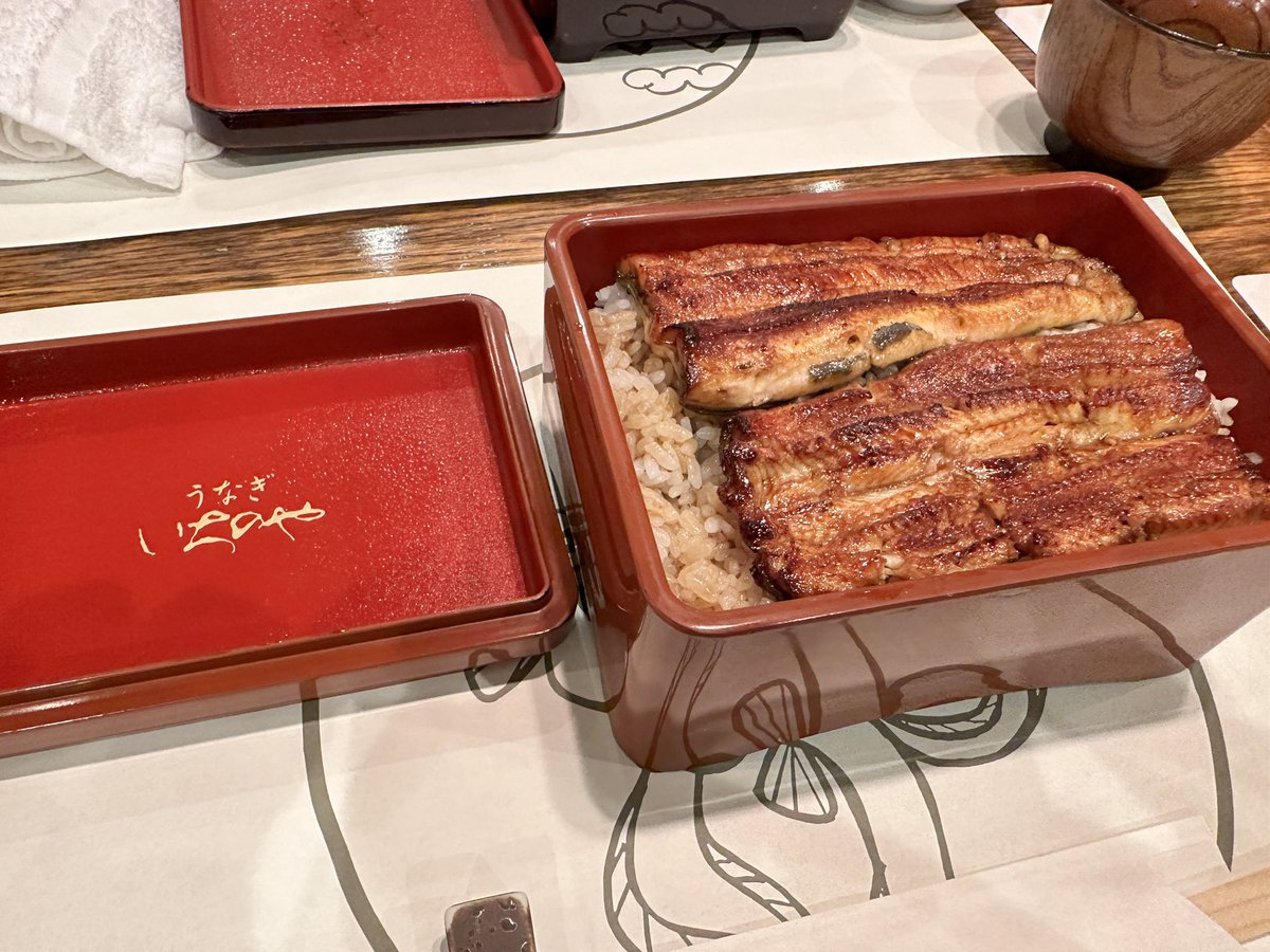 chris992_4GTS's tweet photo. うなぎの名店いちのやの弍段をお昼に頂く。ご飯の下にまた鰻が隠れているという体育会系男子にはたまらない仕様。もちろんうなぎも美味しい。
カフェでデザートに抹茶チーズケーキ。お腹がはち切れそうです… https://t.co/nCU3f2XINk