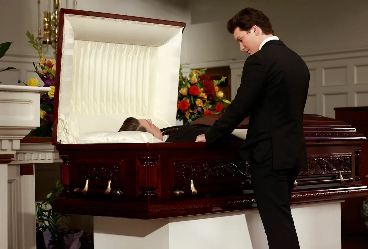 Covetingclock47's tweet photo. #youngsheldon #sheldon #megamind #spacedad Goodbye space dad R.I.P ⚰️⚰️😭😭 https://t.co/fxUVkqSHMb