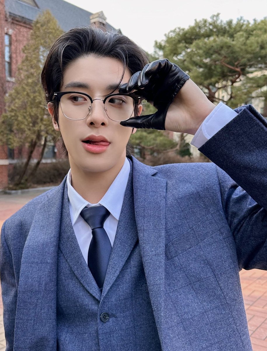 LHS.                                            SJY.