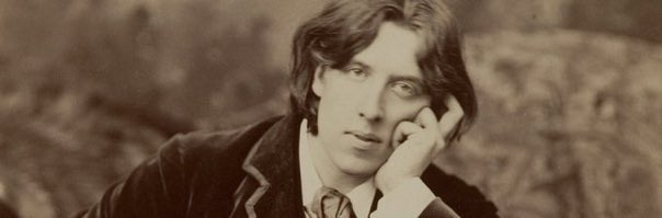 « L'égoïste n'est pas celui qui vit comme il lui plaît, c'est celui qui demande aux autres de vivre comme il lui plaît, l'altruiste est celui qui laisse les autres vivre leur vie, sans intervenir. » Oscar Wilde