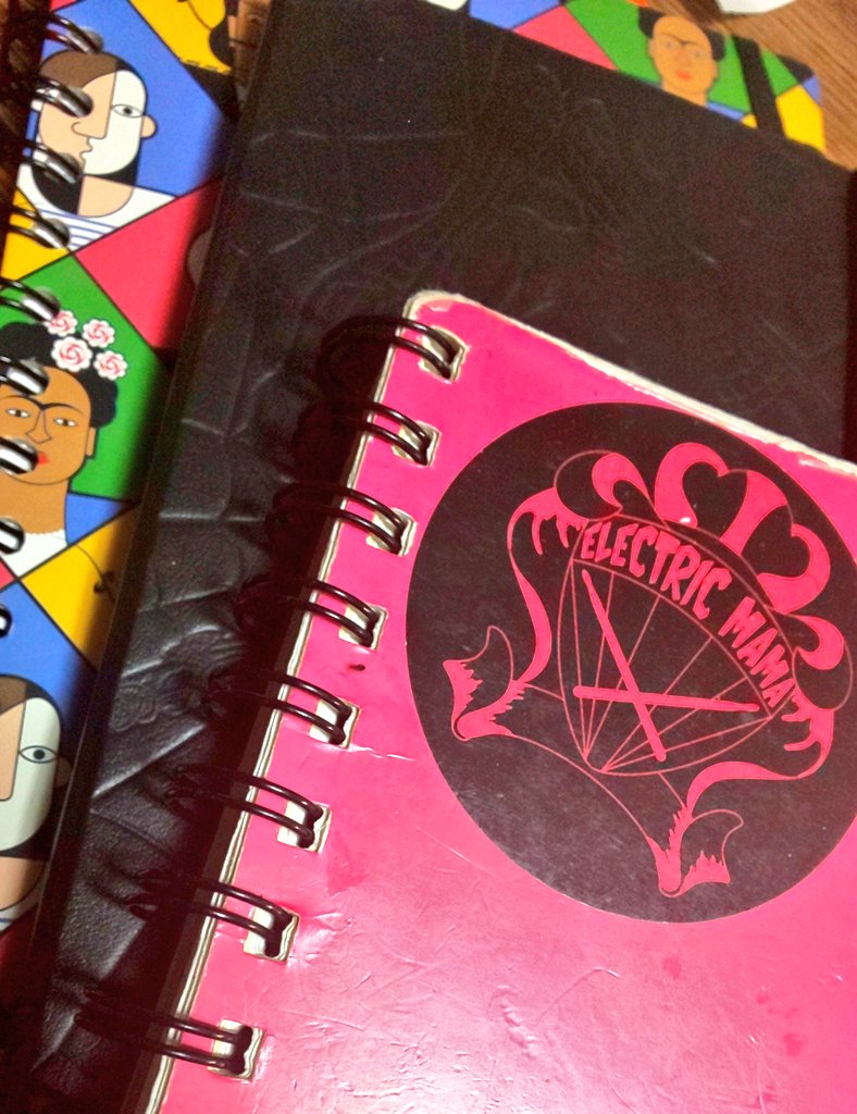 ARISAZOMBIE's tweet photo. とにかく新曲。
集中力。
ここから勝負や。
エレママの歌詞とメロディーはこの三冊のノートから生まれてます。
#electricmama
#AstroDancer
#6月20日発売 https://t.co/RGefT6SLiH