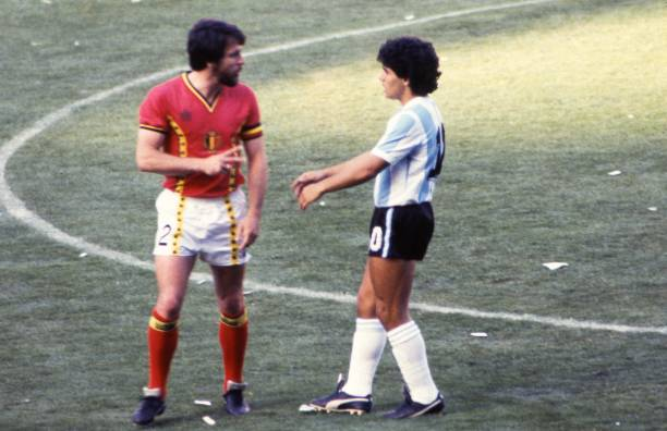 Kaptan Eric Gerets, Maradona'ya fırça atıyor. Gerets gibi birinin bizde TD olması büyük şanstı. 1982 Dünya Kupası açılış maçı. Belçika 1-0 kazanıyor. 💛❤️ #Galatasaray