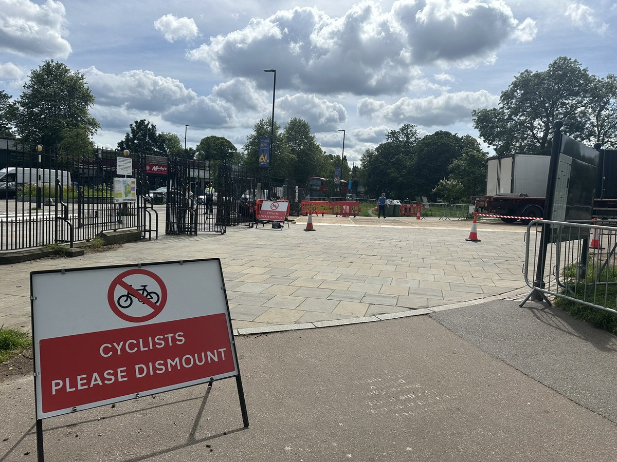 So, we’re asked to get off our bikes @BrockwellParkCP while @JimDicksLambeth and his cronies @LambethLabour allow HGV’s, bulldozers, fork lift trucks to damage and disrupt our lovely park! Where are your green credentials now @lambeth_council? Hypocrisy in action!