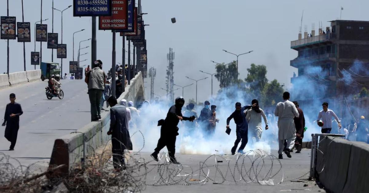 AjayKumar27110's tweet photo. In Azad Kashmir, voices unite in protest against security force actions. The quest for justice and freedom resonates through the streets.
#indiankashmirisfreekashmir
#AzadKashmirProtest
#SecurityForcesAccountability
#JusticeForAzadKashmir https://t.co/TfkivFGaj0