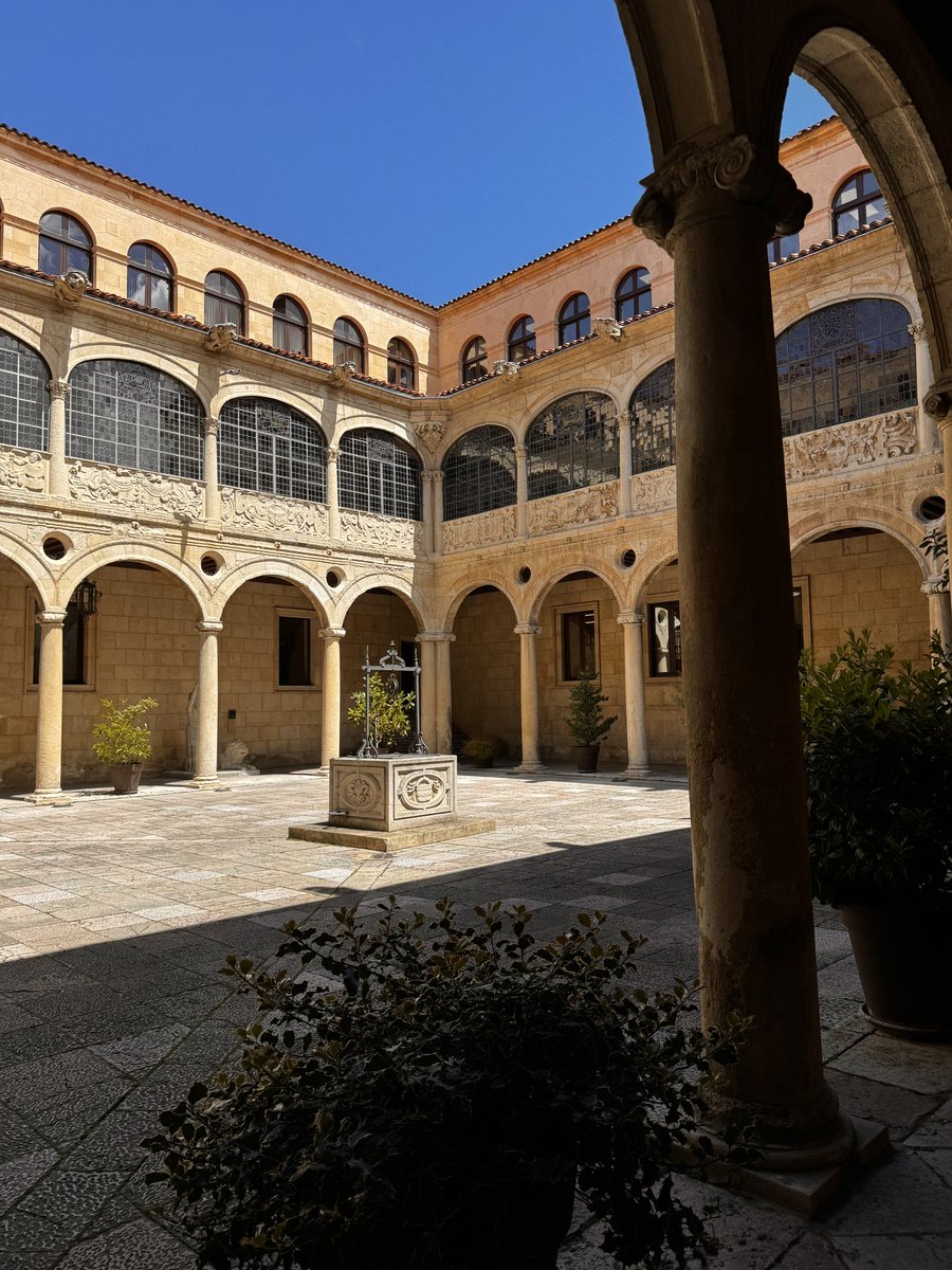 El claustro del Palacio de los Guzmanes es nuestra imagen de ciudad para dar los #BuenosDíasMundo🌍 desde #Leonesp #Felizsábado 💫 ⛅️7 grados #ayuntamientodeleón #arte #arquitectura #leonespaña