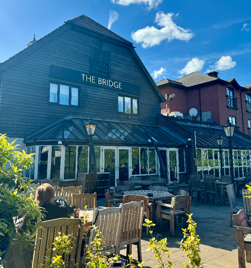 Basking in the sun with a cold beer🍺/ Spritzer🍹 in your hand, well if that doesn't sound like the perfect summers day, then I don't know what does. 😎

@YoungsPubs @YoungsChefs #Chertsey #Riverside #Beergarden