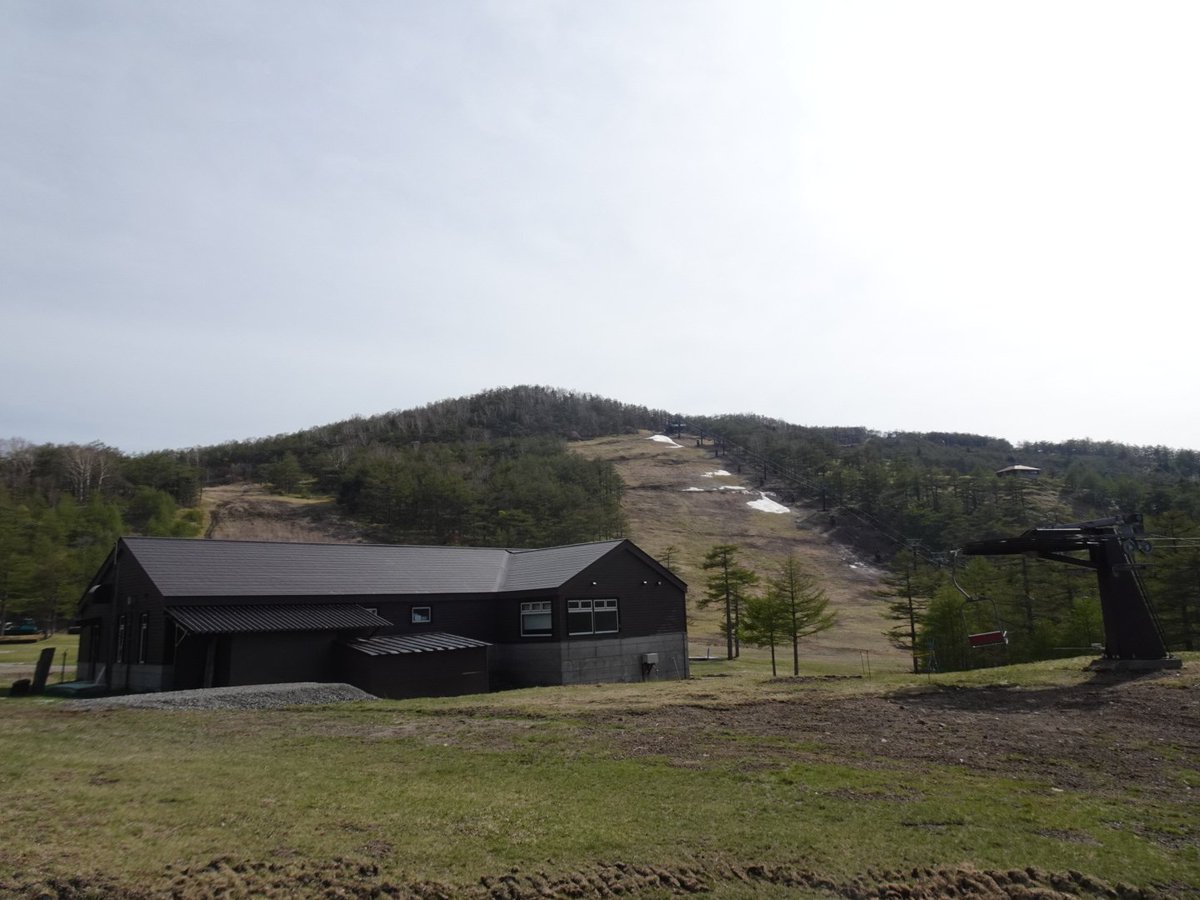 TN_2theta's tweet image. 暑いので高峰高原に上がったらまだ雪が残っていた⛄
やろうと思えば菅平高原より遅く営業できたのでは？(笑)
#高峰マウンテンパーク