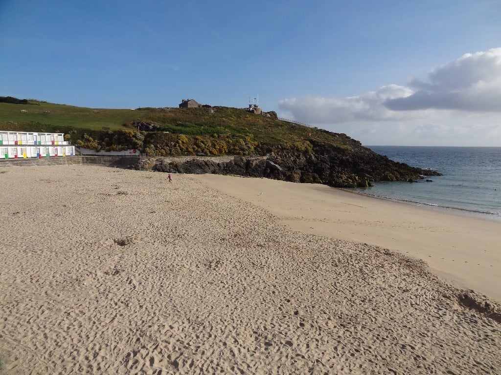 Porthgwidden Beach, tucked away in the picturesque town of St Ives, Cornwall, is a charming and smaller alternative to the town’s more expansive beaches.

coastradar.com/places/united-…
