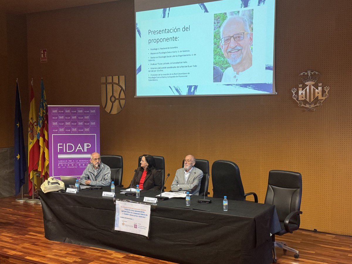 COPCV's tweet photo. Dan comienzo las conferencias. Como coordinadora tenemos a @aollerom, vicedecana 1ª del COPCV. El Dr. Carlos Arango es el encargado de presentar la 1ª conferencia: “Enfocament Comunitari i la seua evolució cap un model psicosocial”. #COPCV https://t.co/kcON74TguG