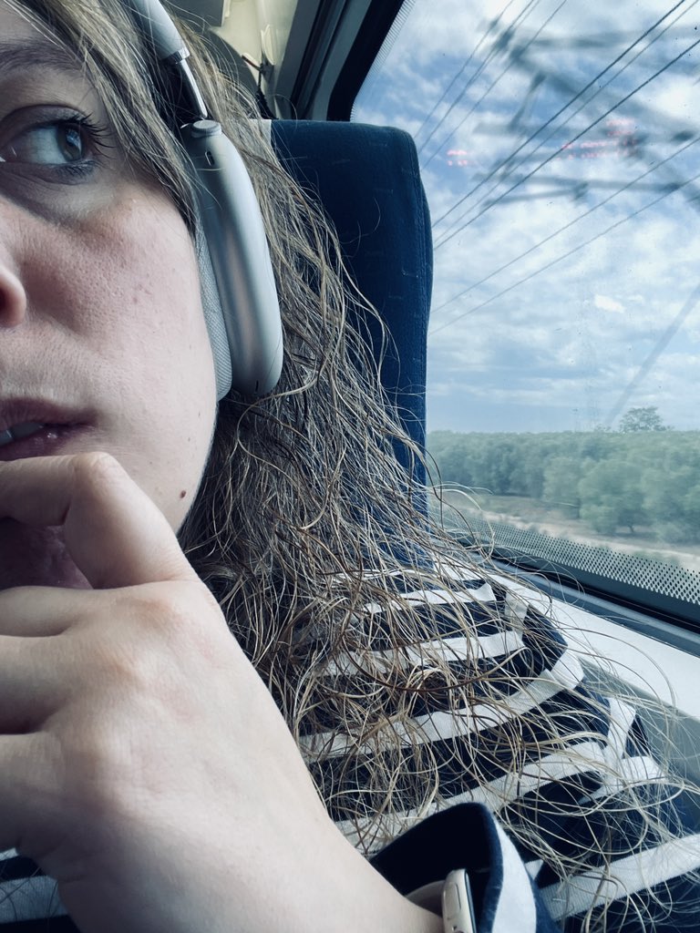 Una compra que nunca me arrepentiré y más con el jaleo que lleva el tren a Bilbao. 
#AirpodsMax #Apple