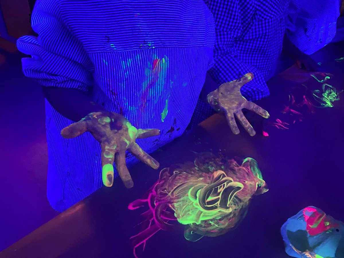 EscolaMeritxell's tweet image. Les tortugues i els micos d'i3 han començat un nou projecte: Els sentits!
La vista ens permet veure formes, mides...i colors! #sentits #infantil