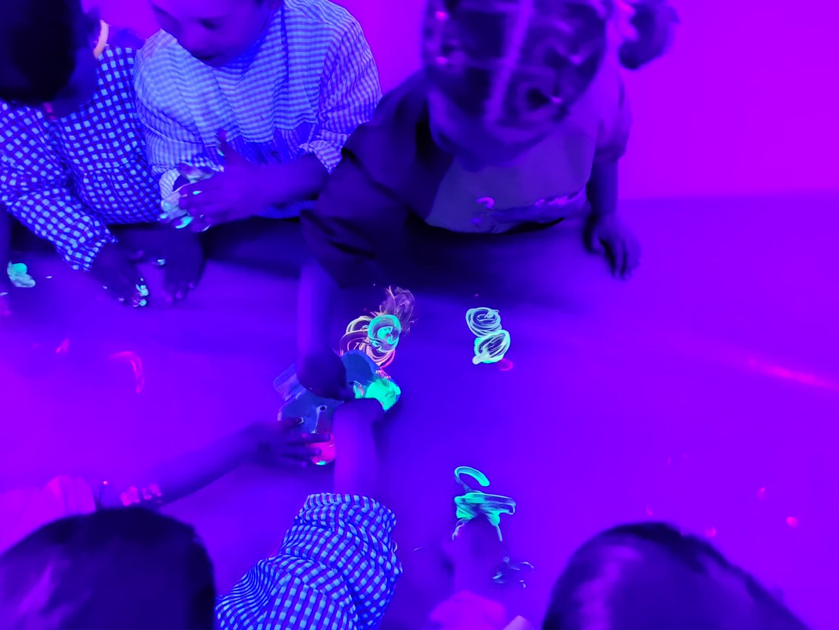 EscolaMeritxell's tweet image. Les tortugues i els micos d'i3 han començat un nou projecte: Els sentits!
La vista ens permet veure formes, mides...i colors! #sentits #infantil