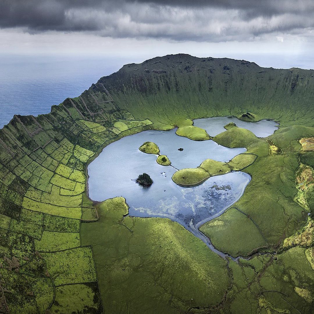 🇵🇹 Un incroyable cliché capturé à l’intérieur d’une caldeira volcanique sur l’île de Corvo aux Açores ! 🌋

📸 karolnienartowicz