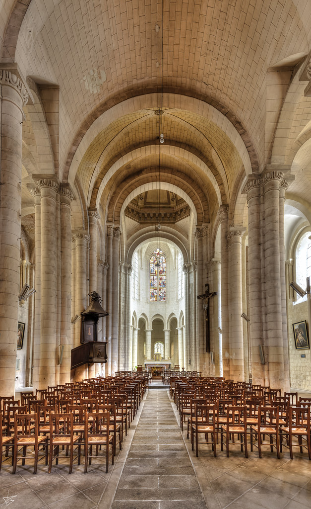 53ème match des 64ème de finale : - Cathédrale Notre Dame ST BERTRAND DE COMMINGES (31) Face à - Eglise St Jean de Montierneuf POITIERS (86) Photos dans l'ordre cité Les votes ci-dessous #concourseglise