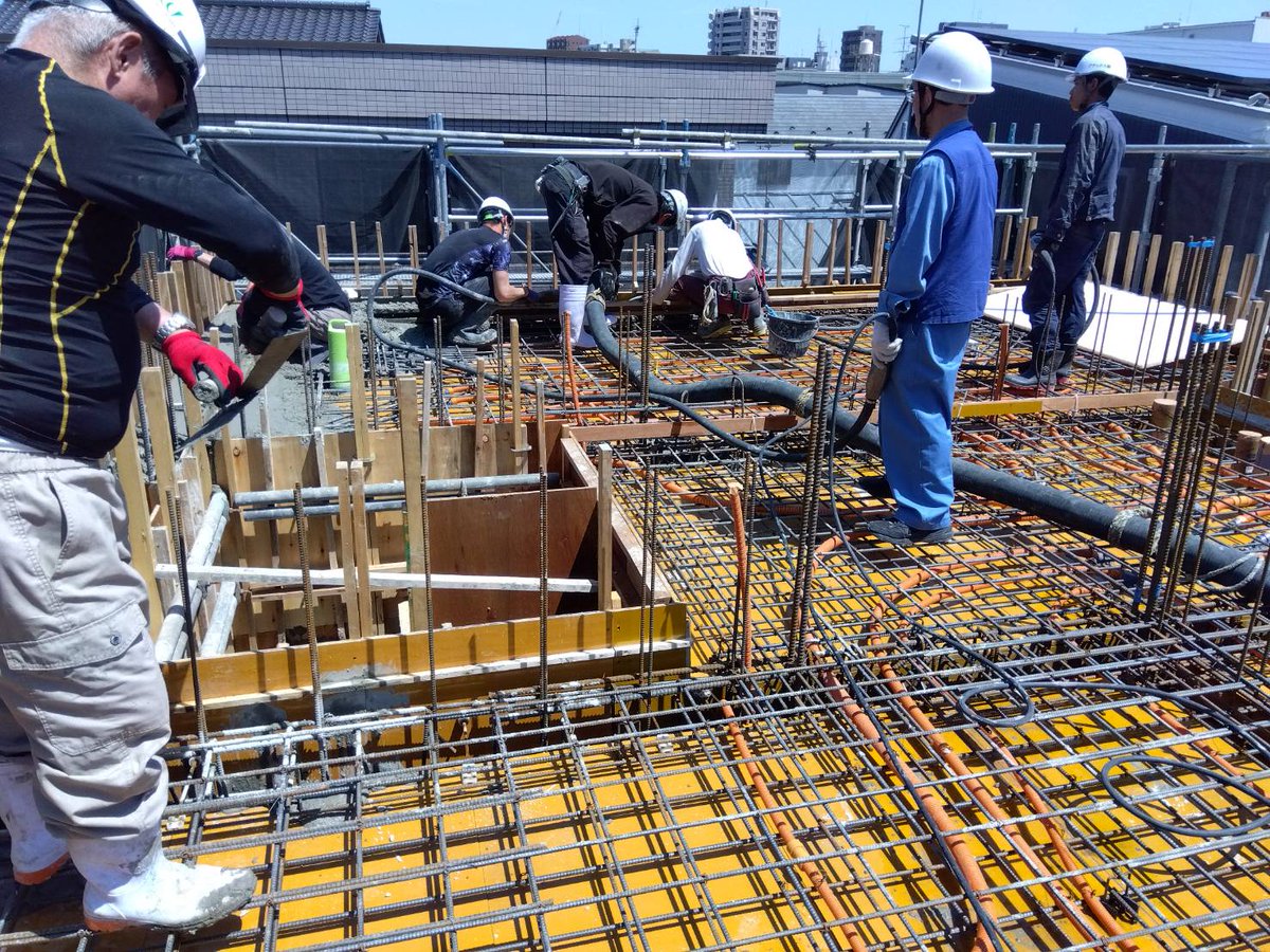 【本日の東日暮里 現場情報】   
お疲れ様です。
今日の日中は大変な暑さでございましたねー。そんな中本日の作業はコントリート打設。 3階立上りの打設をいたしました。 HT       
#がんばろう企業公式 #企業公式がお疲れ様を言い合う #企業公式相互フォロー #新築マンション #ＲＣ設計 #現場の風景