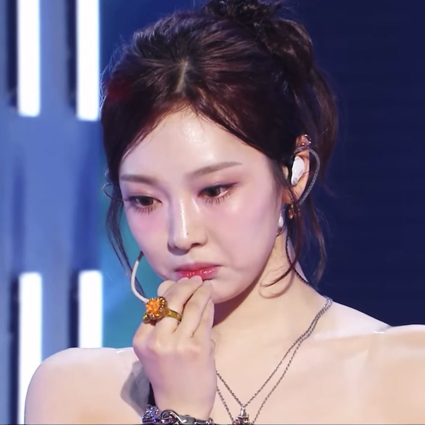 sad cat ningning 😭😭😭