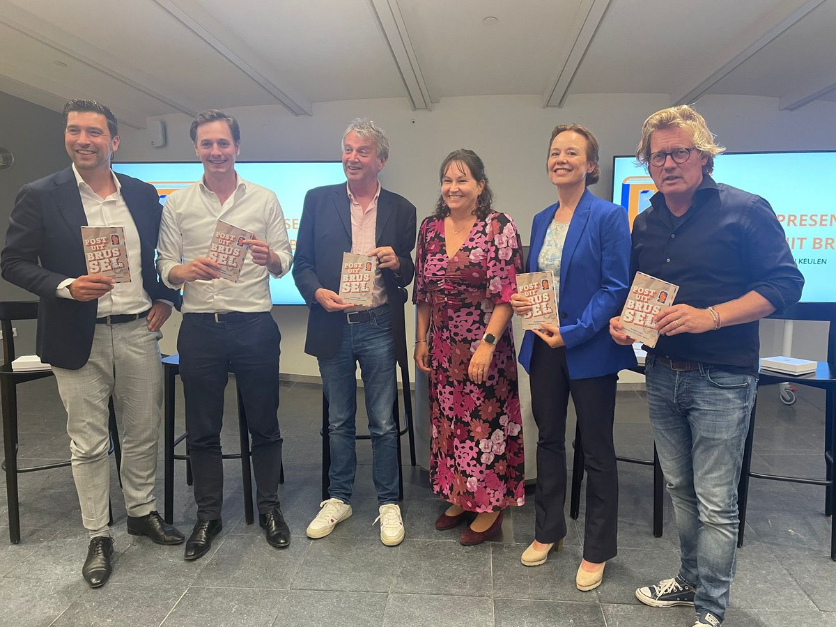 Europese invloed kan ook via Den Haag. Maar veel organisaties missen daar kansen #hoedan

Panel bij de presentatie van “Post uit Brussel” 📕 gister met oa <a href="/RvanAsten/">Robert van Asten</a> <a href="/DassenLaurens/">Laurens Dassen 👋</a> <a href="/Bertvanslooten/">Bert van Slooten</a> <a href="/Worsdorfer/">Martin Wörsdörfer</a> en <a href="/sandraleenders/">Sandra Leenders</a> 🇪🇺🇳🇱

shop.brusselsenieuwe.nl/product/post-u…