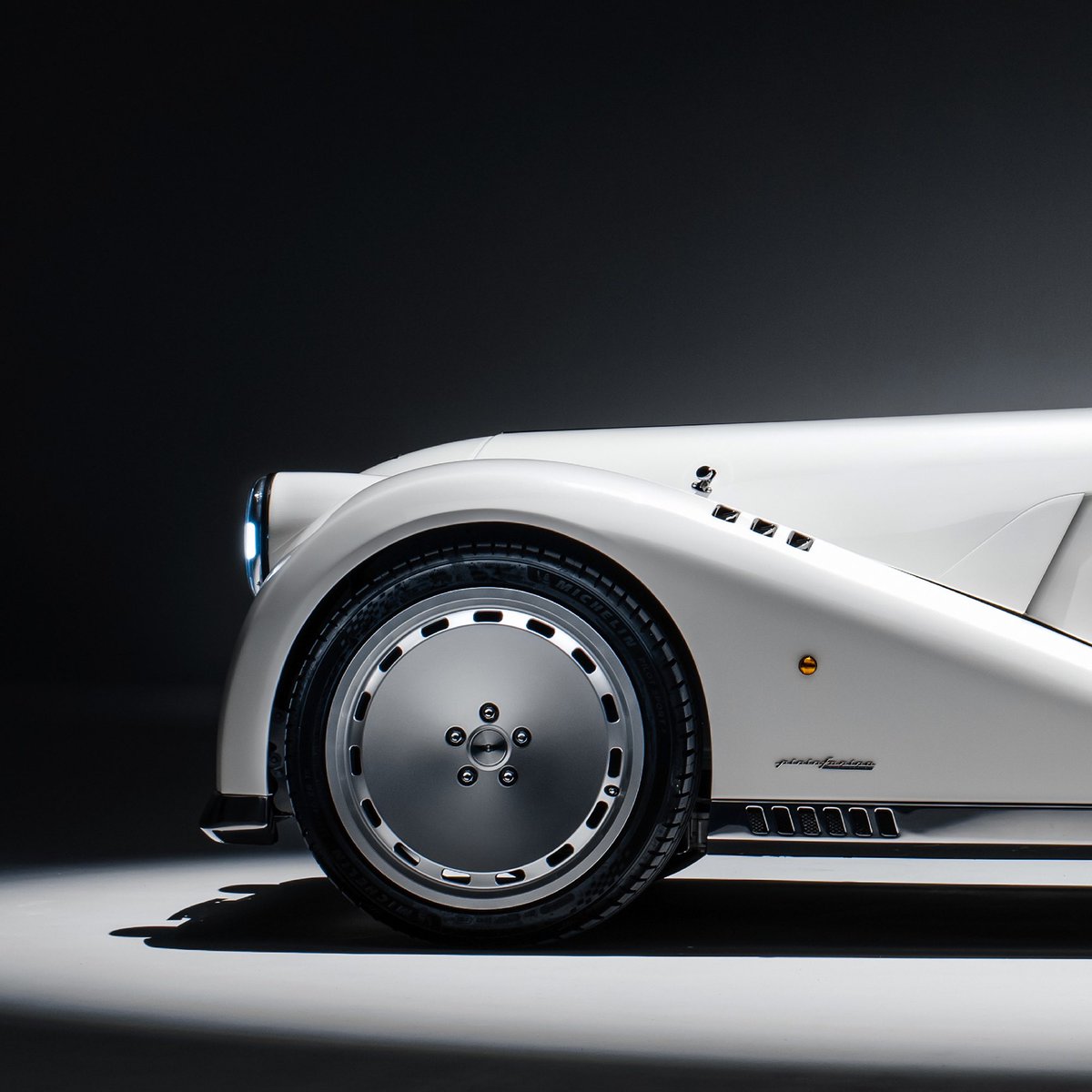 Midsummer: the first production car to feature the Pininfarina Fuoriserie Badge. The new Morgan special project is adorned with the prestigious emblem, elegantly positioned on the side of the vehicle just behind the front wheels, as a clear testament to Midsummer’s unique status.