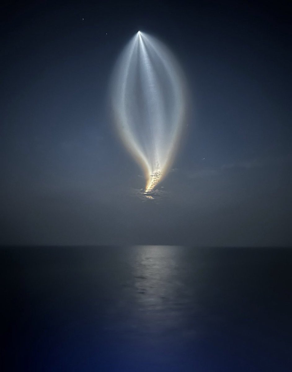 CopyCat____'s tweet photo. Falcon going to orbit as seen from ocean https://t.co/D9viqoQtNU