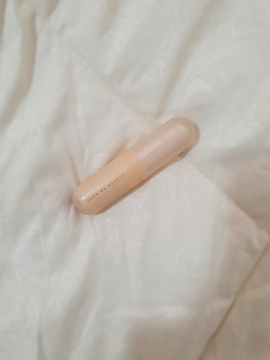 goldenjoonnn's tweet image. karena bibirku sering bgt kering sampe ngelupas, skrg aku prefer pake lip balm dibanding liptint/lip cream. one of the best decisions i've ever made! 🤗

— ringan, ada uv filternya dan bisa cover garis kehitaman di bibirku. definisi mlbb bgt ga sih??