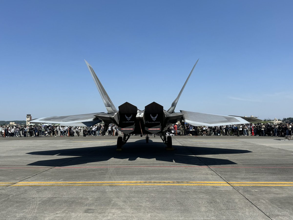 横田基地なう！

世界最強の戦闘機！

F-22ラプター！

カッコいい！