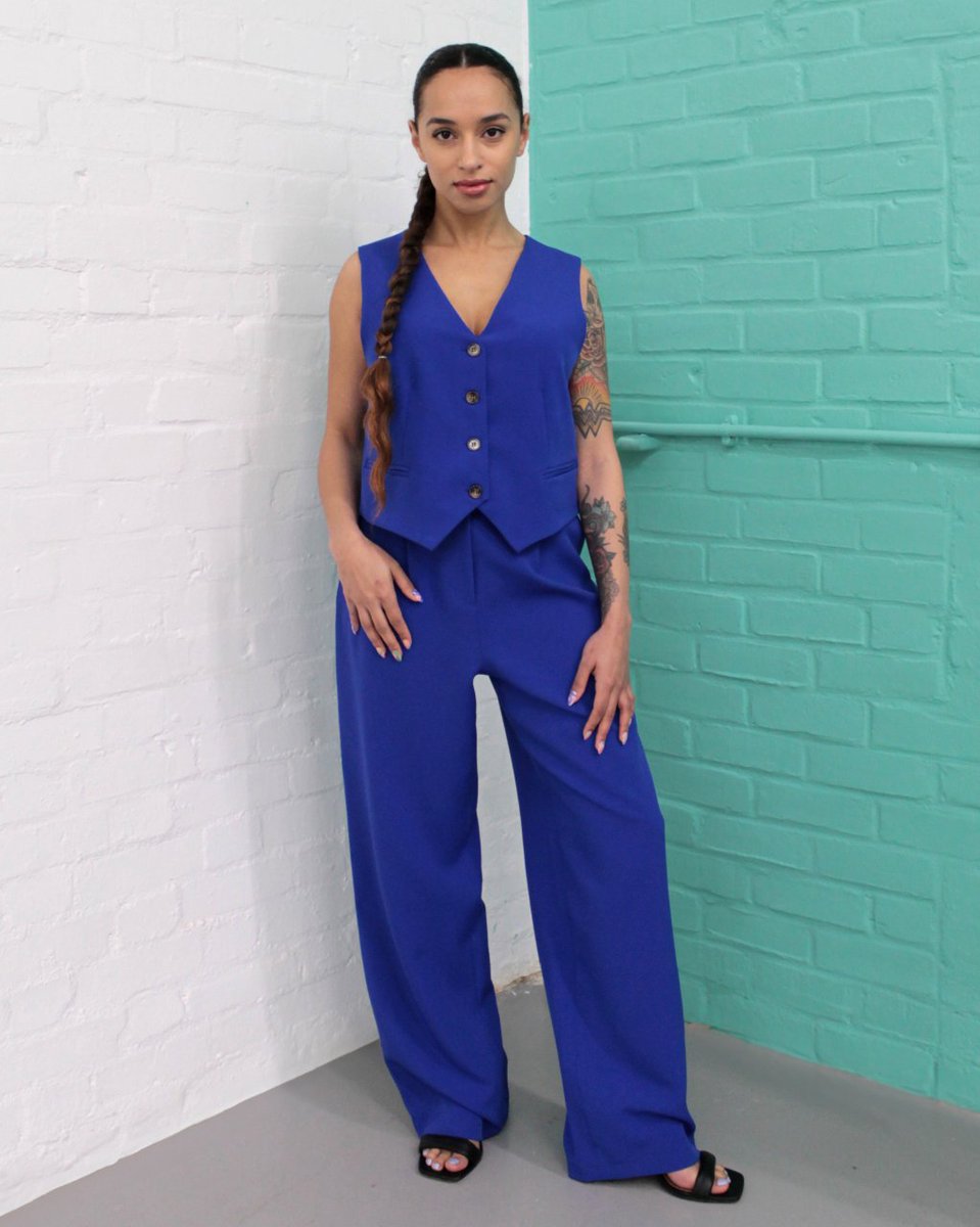 Stand out and make a stylish bold statement in our cobalt blue co-ord sets 💙✨
Etta Wrap Tailored Blazer and Effie Oversized Waistcoat, both paired with the Edith Wide Leg Trouser. 

Link to shop🔗: silkfred.com/boutiques/b-of…