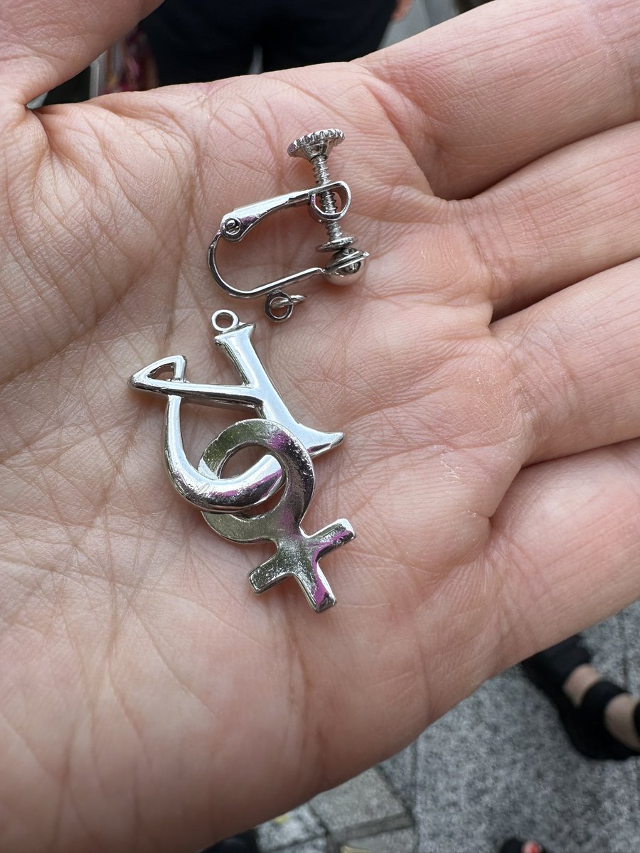 アンパンマンの手前くらいで落ちていたのを拾いました。昔のグッズ、大切に使われていたのだろうと思います。

お預かりしてます。持ち主さんに繋がりますように🙏

#TMNETWORK
#YONMARU
#宇都宮隆