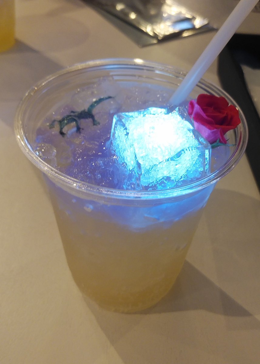 名取ドリンクきらめき…………　このあと夏目ドリンクも頼んだけど、めちゃくちゃ甘くて交互に飲むことを計算されているな……と勝手に思っておもしろくなってました　たぶんされてないです