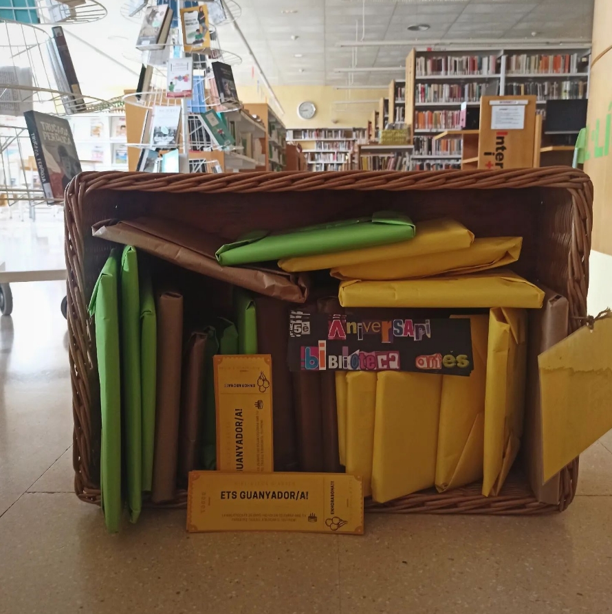 📢 Setmana dels regals amagats!
La setmana que ve amagarem 25 bitllets premiats per tota la biblioteca, mireu bé què us emporteu a casa! Si trobeu un bitllet guanyador dins del vostre llibre, joc de taula, pel.lícula, cd... Passeu pel taulell 😉#25anysbiblioartes