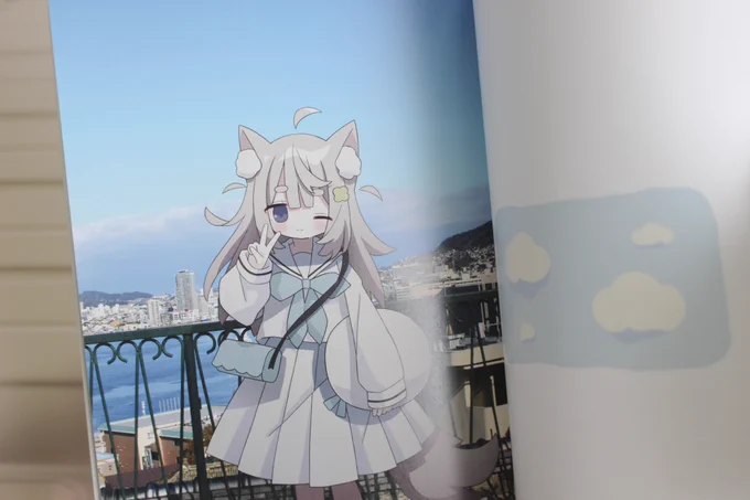 実在の背景に女の子が溶け込んだ作品集です!フルカラー・40ページで、表紙にはカバーを付けました分厚い本です 