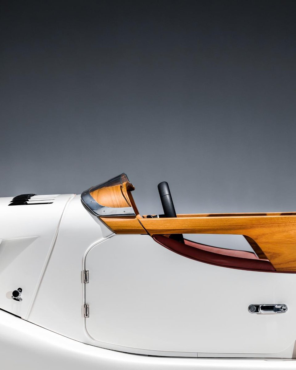 Taking inspiration from marine applications, more than 400 individual layers of sustainably-sourced teak are skilfully laminated to create the beautifully sculpted wooden structures surrounding Midsummer's cabin. 🔗morgan-motor.com/models/midsumm… #Morgan #Midsummer #Pininfarina