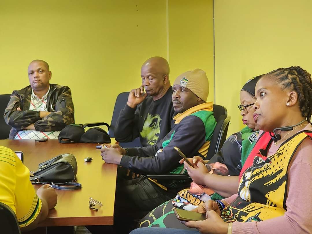 COSATU #ElijahBarayiBrigades and #ChrisHaniRedBrigades are on the ground in various communities engaging with workers and their families to participate in the coming national elections and to #VoteANC on May 29 @MYANC @SACP1921 @_cosatu @Dispatch_DD