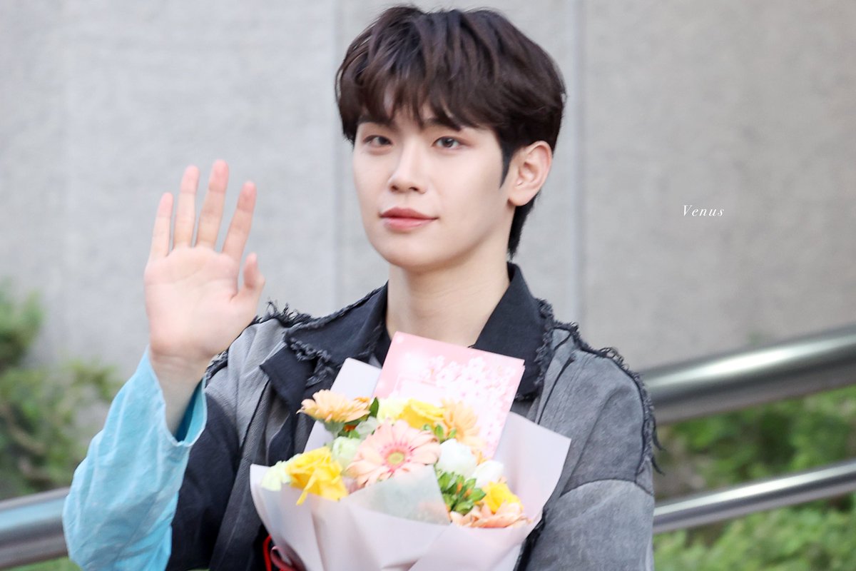 venus_kmtr's tweet photo. 240517 HQ.💐
#김태래 #KIMTAERAE #キムテレ　　
#제로베이스원 #ZEROBASEONE #ZB1 https://t.co/cTIASYuFHi