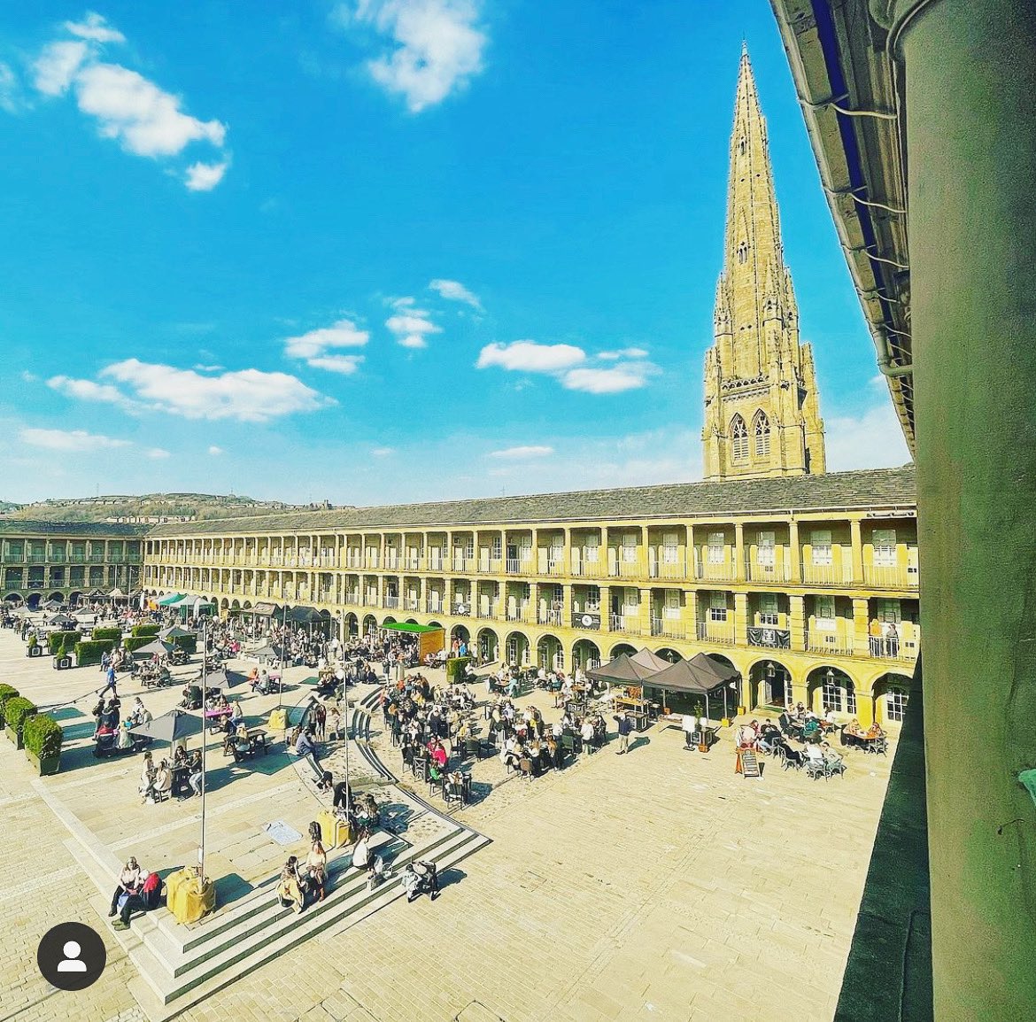 💥 Records, coffee, beer, wine & cake here in this beautiful building @ThePieceHall 💥 The greatest sun terrace in the UK ☀️ 🔝🎶🍪☕️✌️🍷🍺🙏