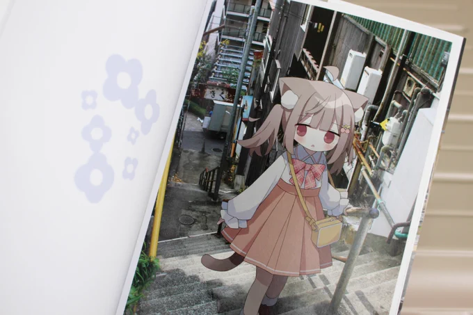 実在の背景に女の子が溶け込んだ作品集です!フルカラー・40ページで、表紙にはカバーを付けました分厚い本です 