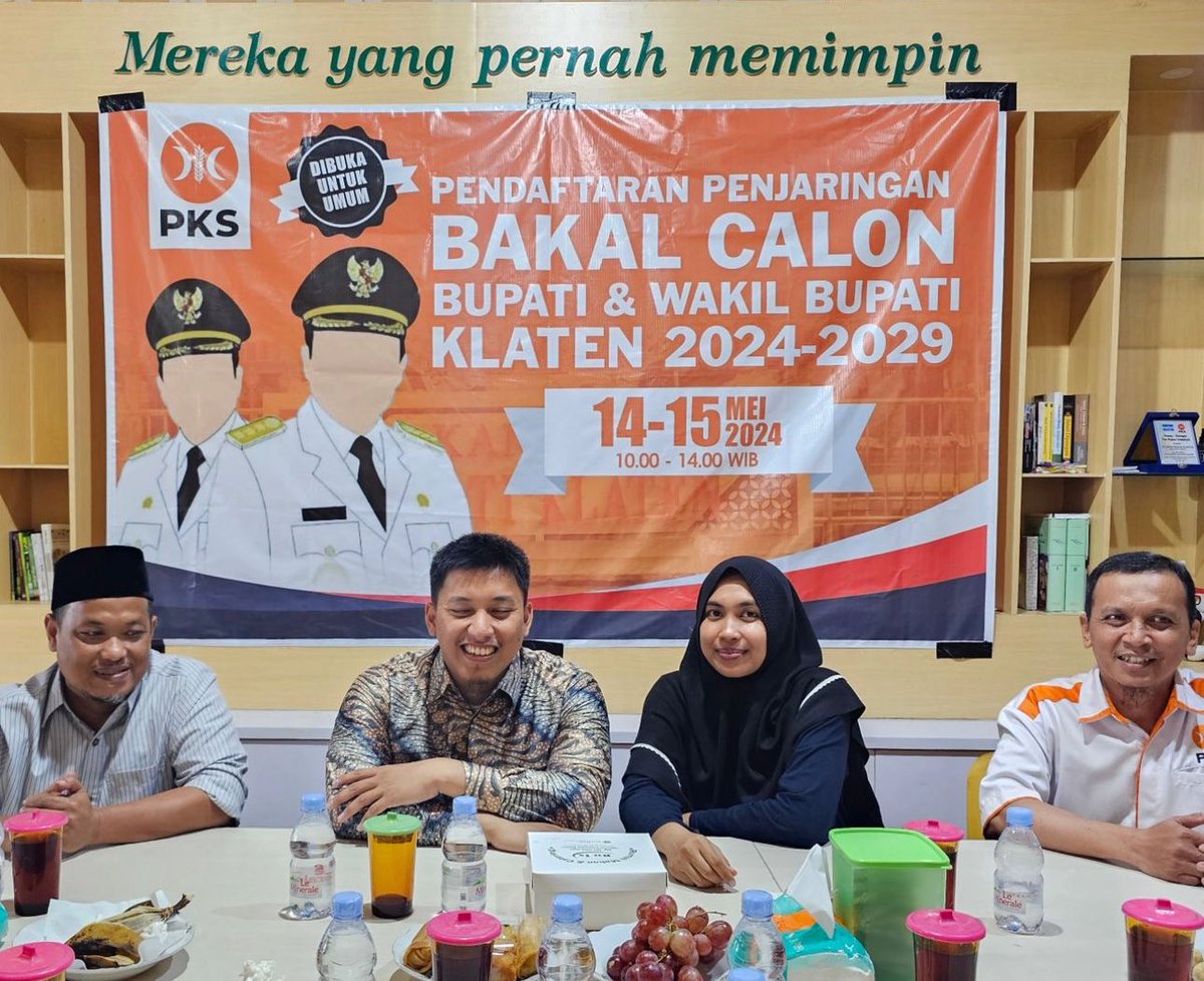 shitlicious's tweet photo. Selamat untuk langkah politik yang akan ditempuh. Semoga lancar2, ya ⁦@ridwanhr⁩ 🙏🏻 https://t.co/4Ob86JYe2H