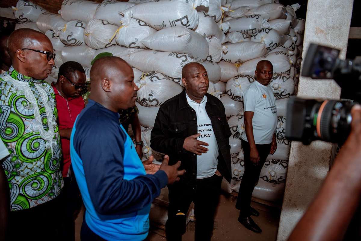 NtareHouse's tweet photo. Les opérateurs économiques, exhortés à développer la chaîne de valeur de transformation du maïs, pour tirer profit de l'abondante récolte de Maïs.
C'était lors d'une visite de S.E @GeneralNeva dans les tocks de maïs de l'#ANAGESSA à @KirundoProvince et à @NgoziProvince ce 18/5 https://t.co/HHBKs6NFz3