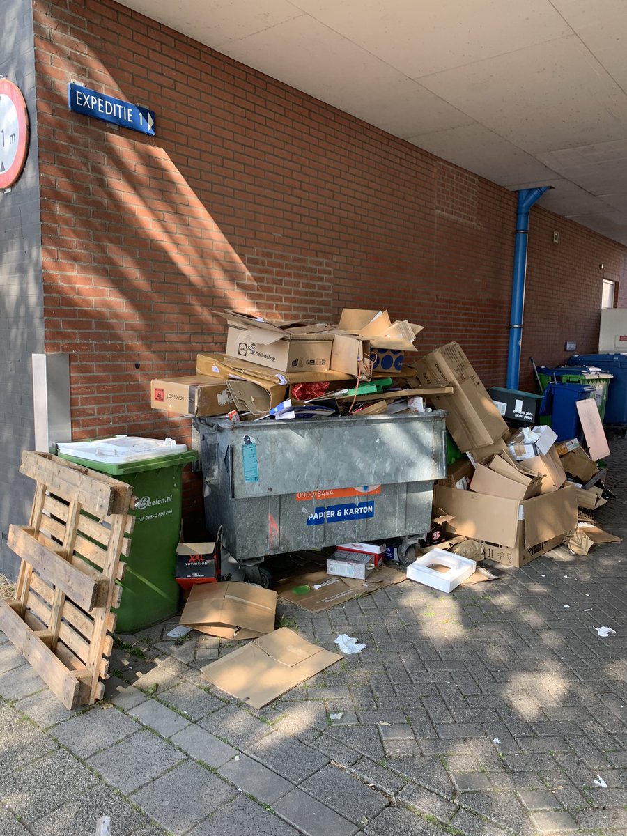 erikvanitterzon's tweet photo. @haarlemmermeer Zo gaan wij het Pinksterweekend in, ondanks herhaalde meldingen. Een stukje niemandsland in Hoofddorp. https://t.co/NZfgdvT7OM
