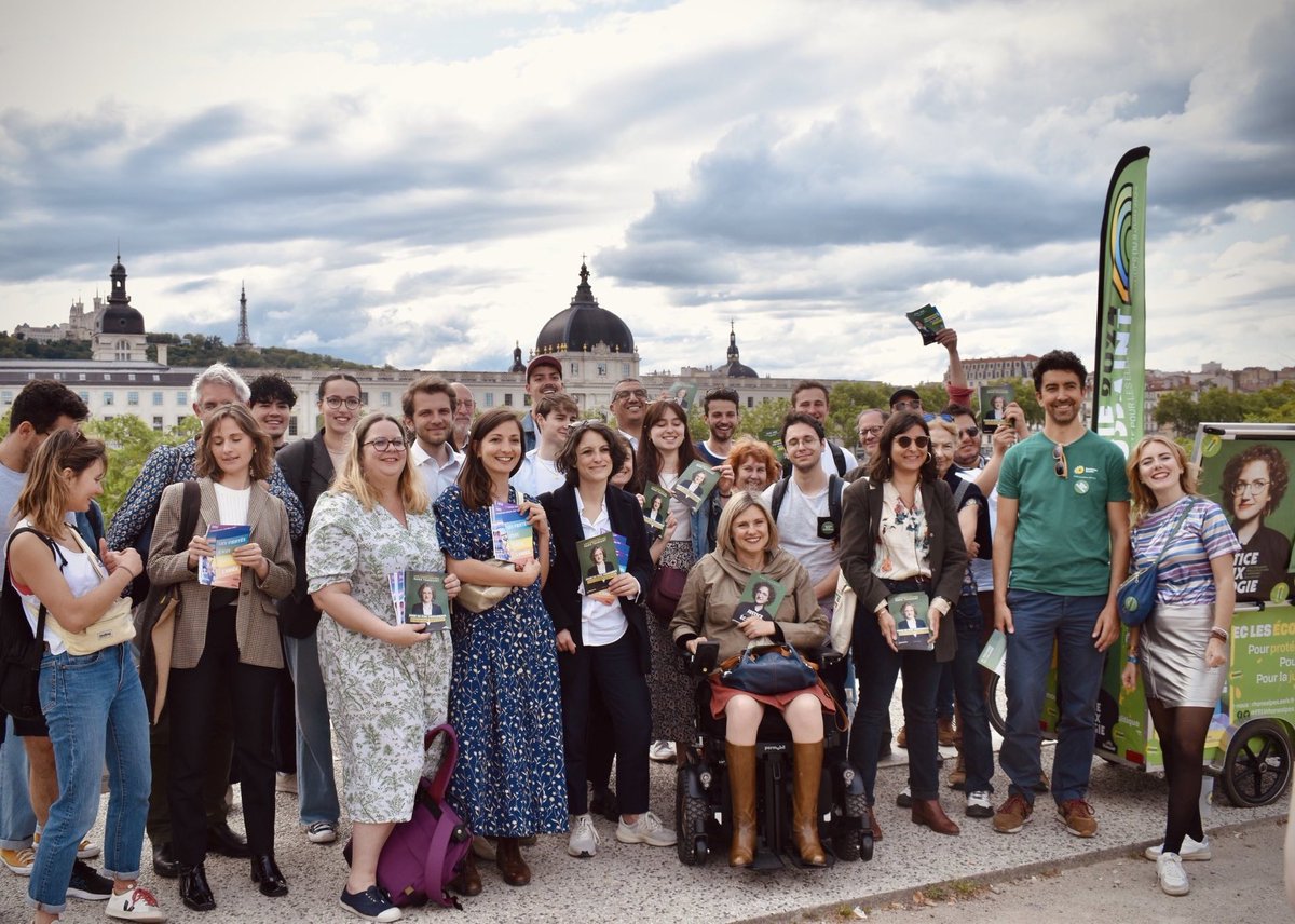 Hier, nous organisions une grande vague verte sur les quais du Rhône à Lyon 🇪🇺 Pour une Europe qui protège notre santé et le vivant, le 9 Juin le meilleur bulletin, c'est #Europe #ecologie avec @marietouss1 ✅ 💚 Avec @Melanie_Vogel_ et @MC_Garin #Europeennes2024 #Lyon