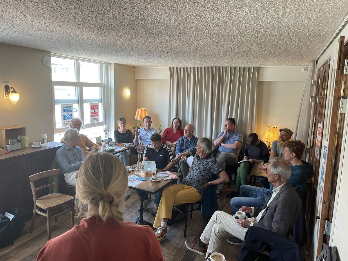 Kandidaat <a href="/AnnaKoolstra_/">Anna Koolstra</a> - oorspronkelijk uit Amersfoort - in gesprek met de leden over Europa. Onder leiding van <a href="/BertVeenstra033/">Bert Veenstra, PvdA - GL</a>. 

<a href="/RobvanMuilekom/">Rob van Muilekom</a> <a href="/Hans_Adriani/">Hans Adriani</a> <a href="/WilmaAlina/">Wilma A. de Boer-Leijsma</a>
