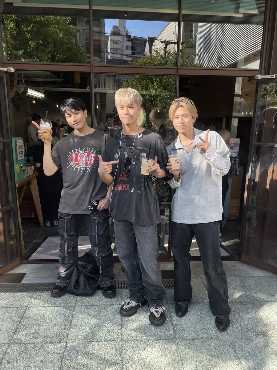 NEW PHOTO📸 at中目黒店

THE JET BOY BANGERZ @tjbb_ 

宇原雄飛さん
→コーヒーシャリシャリ☕️

石川晃多さん
→コーヒーシャリシャリ☕️

エイロンさん
→4あわせ NEOシャリシャリ🧡👑🚀🐺

ご来店ありがとうございます(^o^)v